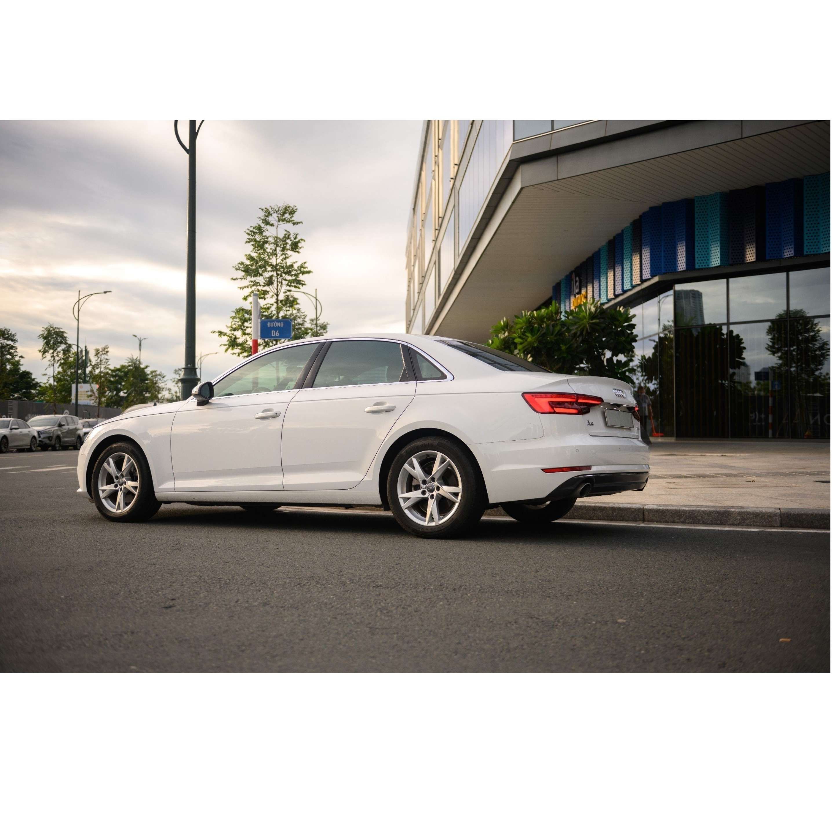 AUDI A4 TRẮNG